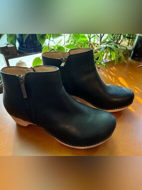 Oiled Leather Black Dansko Lizanne Ankle Boot with Side Zip. 10w/40